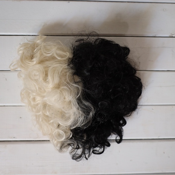 Topcosplay Cruella Wig Short Curly Black and Blonde Cosplay Wig - Picture 2 of 5